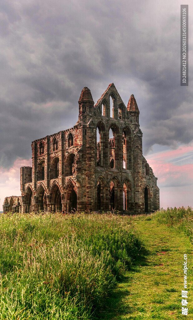 古老废墟矗立绿野之上