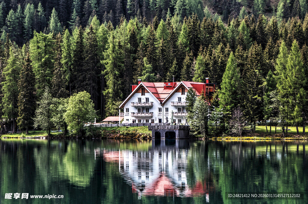 湖畔森林中的美丽小屋