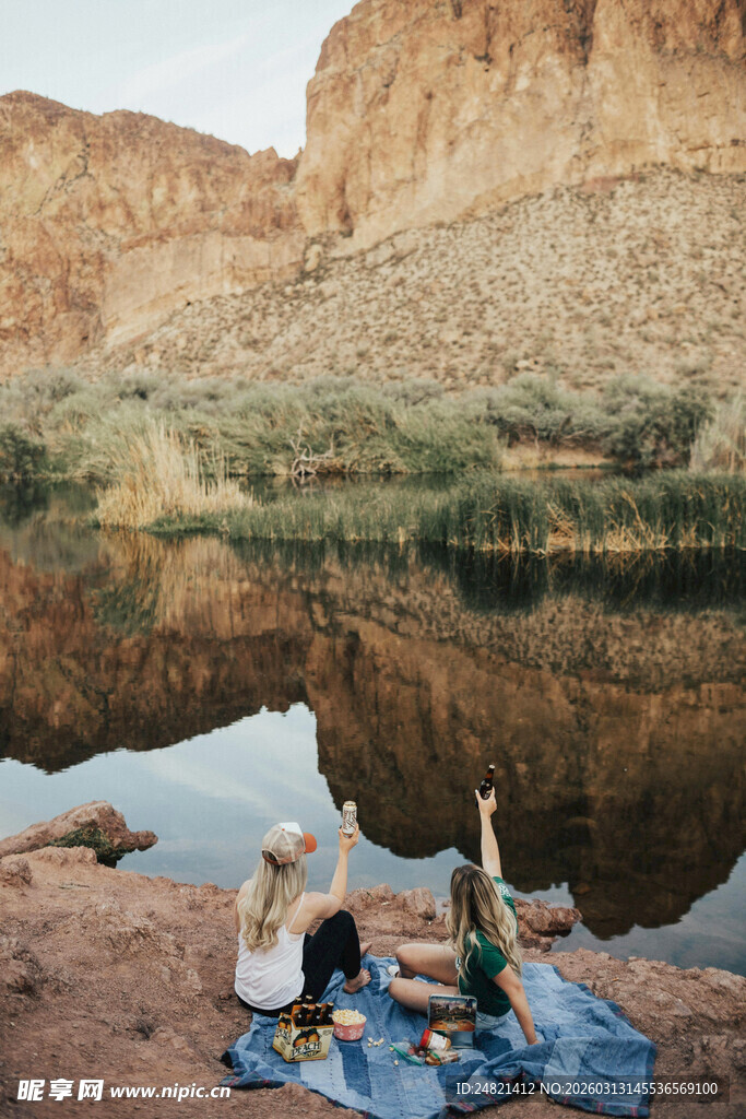 河畔露营者享受美好时光
