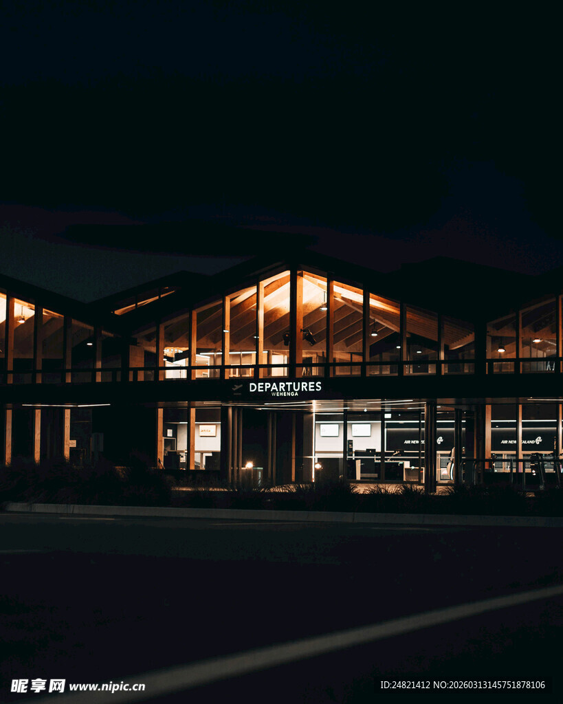 夜晚灯火通明的车站建筑