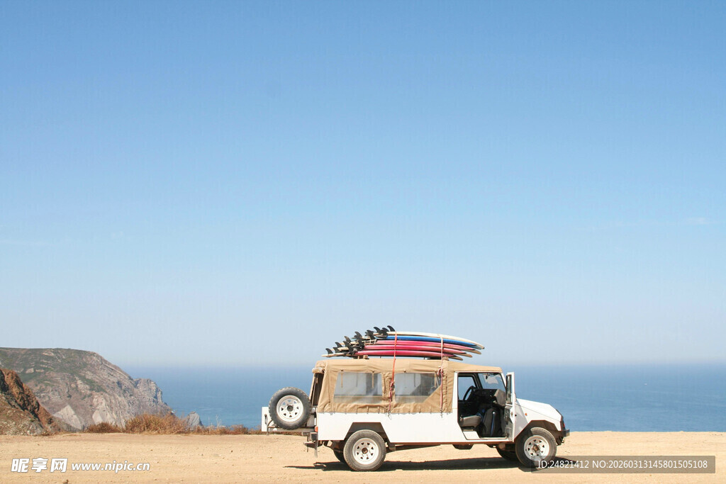 沙漠中的越野露营车