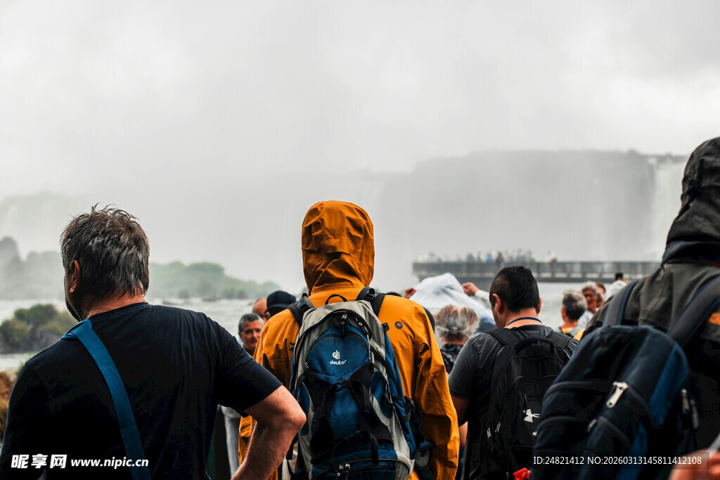人群观瀑布场景