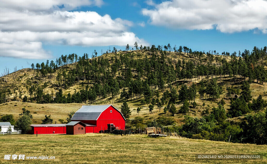 乡村红顶建筑与广袤田野