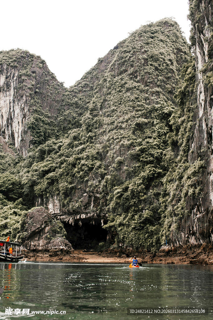 山水间的泛舟美景