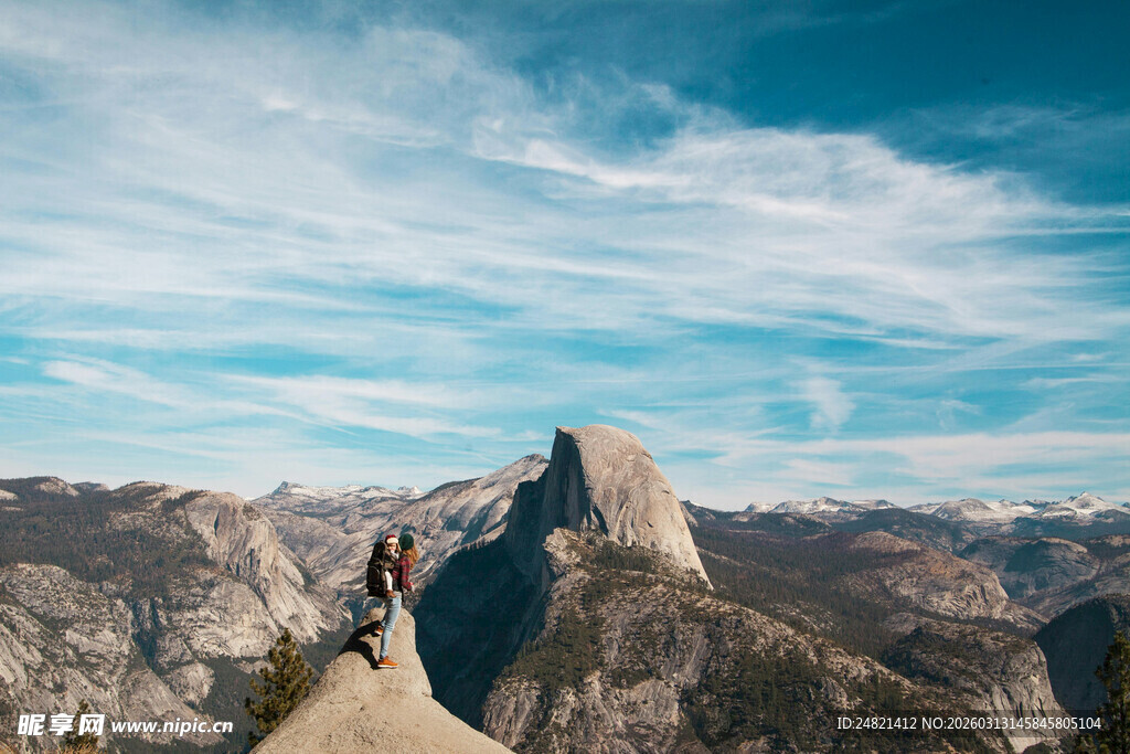攀登高峰的壮丽景象