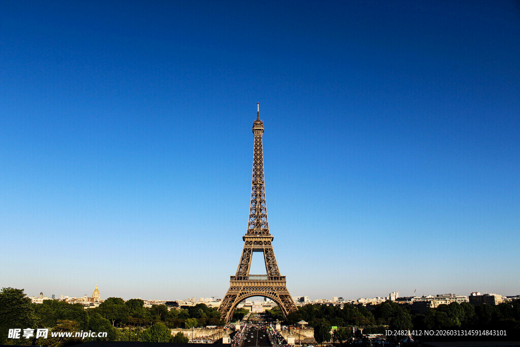 埃菲尔铁塔的蓝天美景