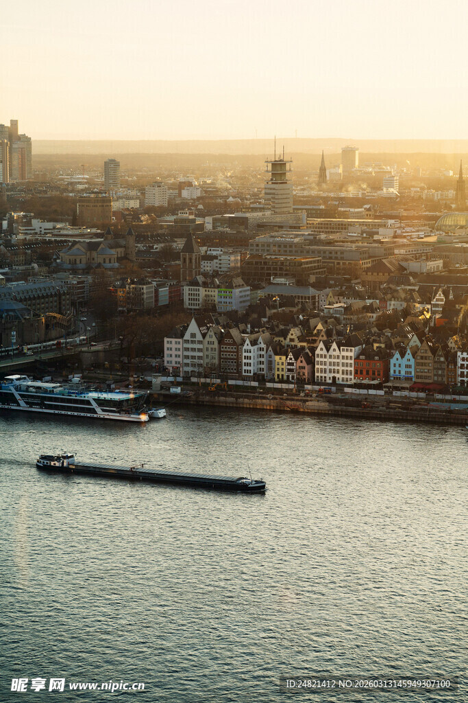 河畔城市黄昏美景