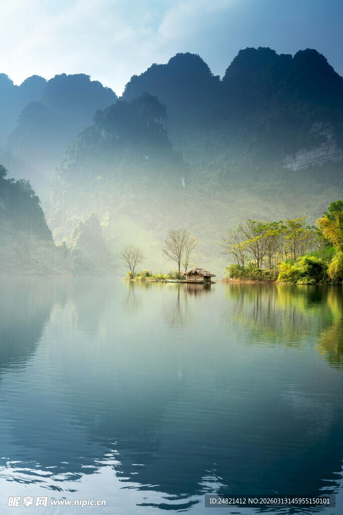 山水倒影的静谧自然美景