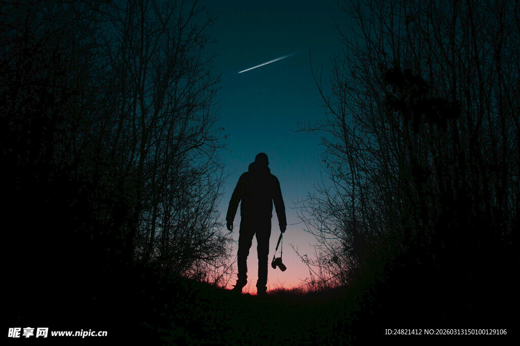 暗夜独行的神秘身影