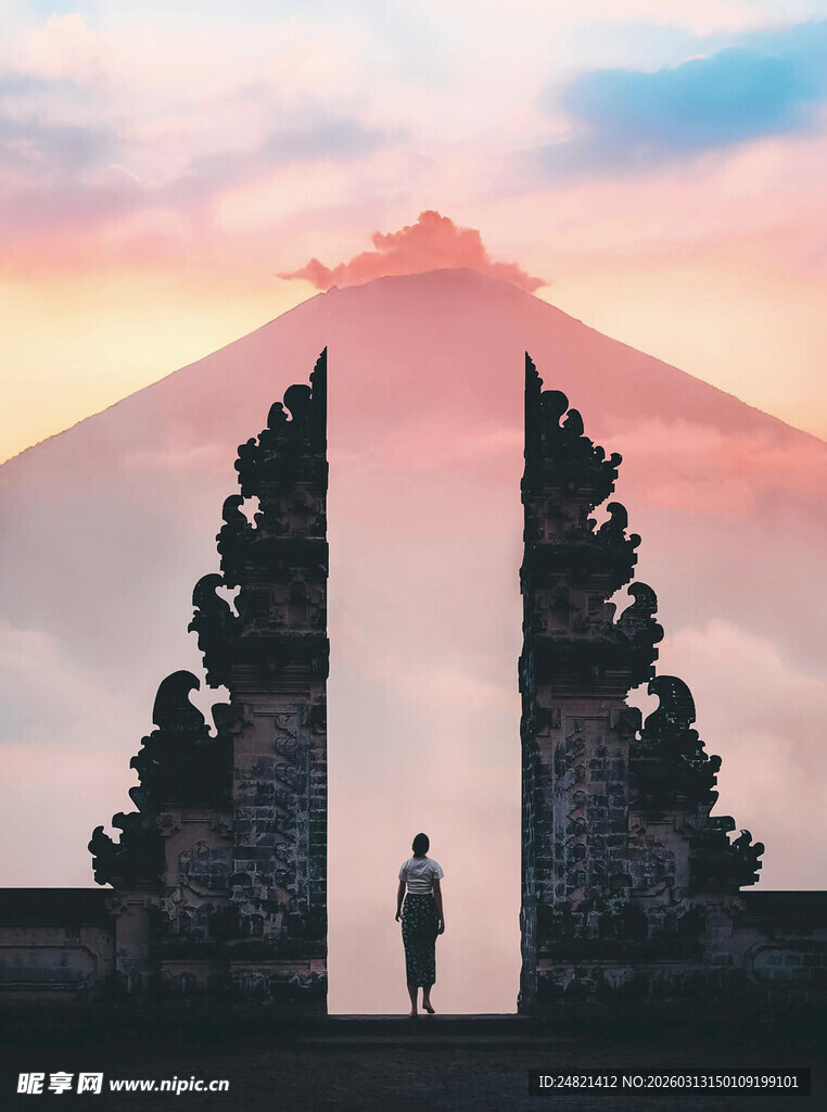 人立于神秘门庭观壮丽天色