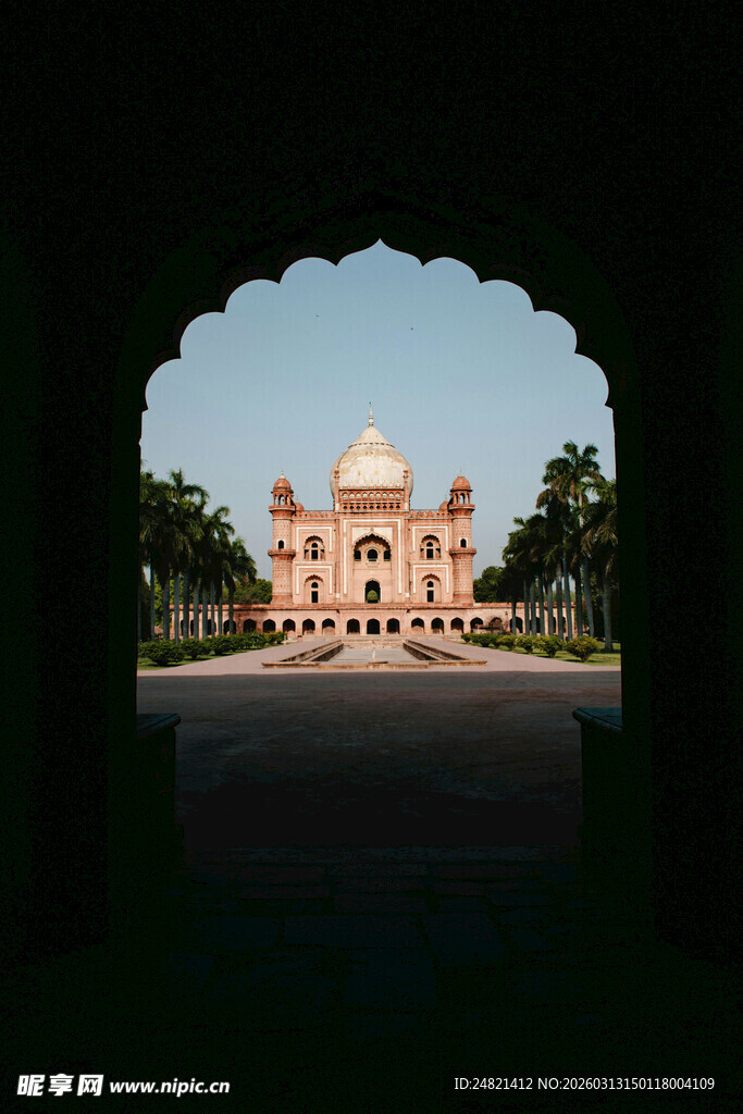 透过拱门看宏伟建筑