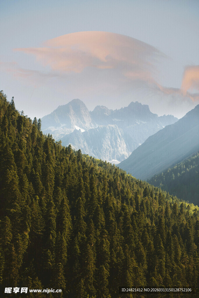 山林间的壮丽山景