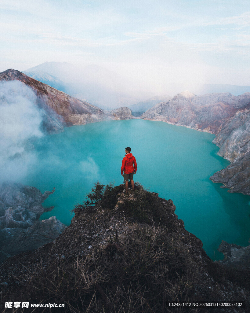 一人独赏绝美湖景山色