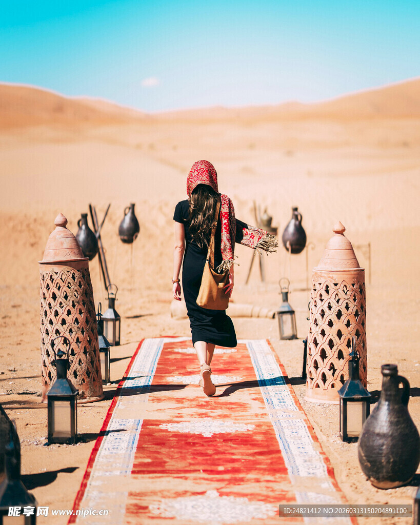 沙漠中身着传统服饰的行者