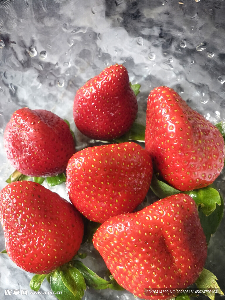 新鲜诱人的红草莓