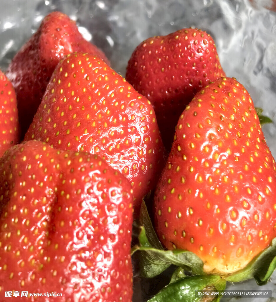 新鲜诱人的草莓特写