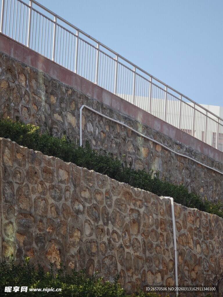 石砌护坡与护栏景观