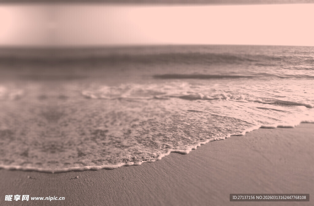 海边沙滩上的轻柔海浪