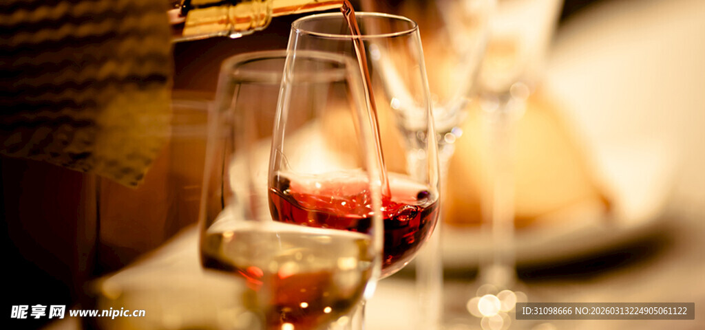 精致酒杯中的醇香红酒