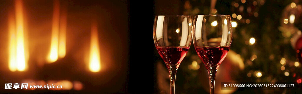 温馨节日场景中的香槟酒杯