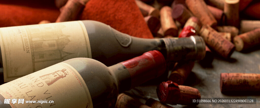 桌上摆放的多瓶红酒