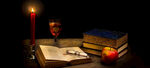 烛光下的书籍与静谧时光