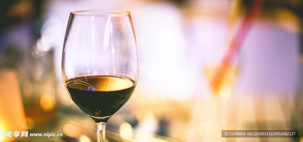 高脚杯中的深色饮品