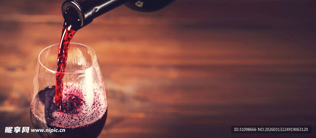 红酒倒入高脚杯瞬间