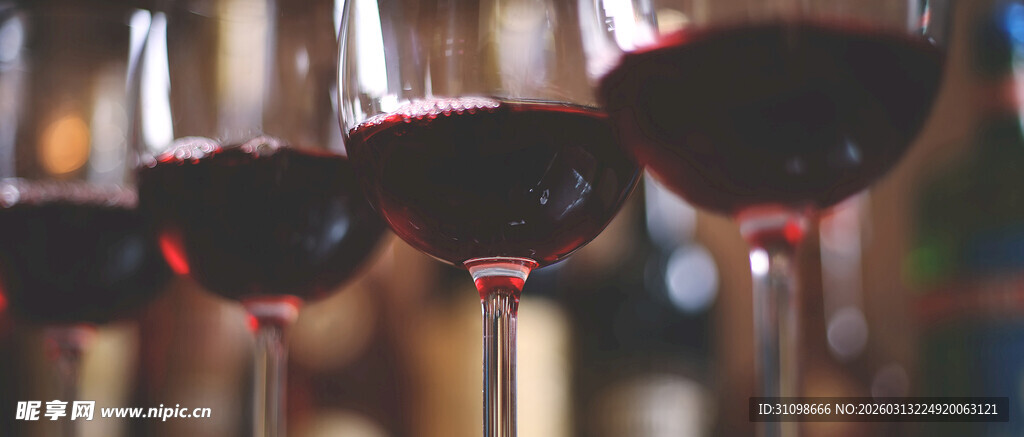 高脚杯中的红酒