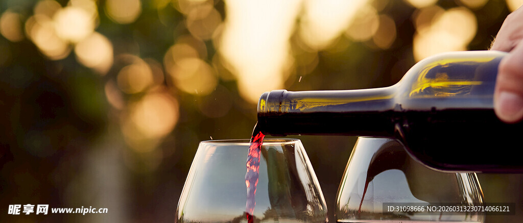 倒红酒入杯的惬意瞬间