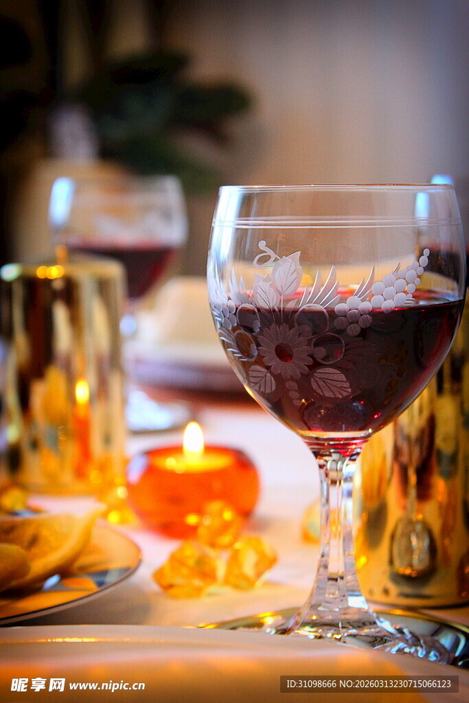 浪漫烛光下的一杯红葡萄酒