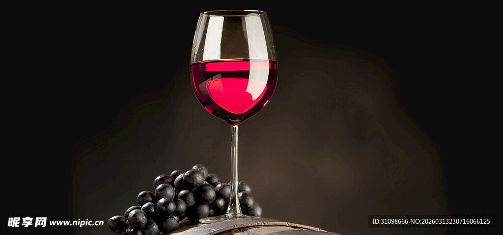 高脚杯中的香醇红葡萄酒