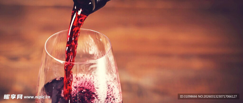 红酒倒入高脚杯瞬间