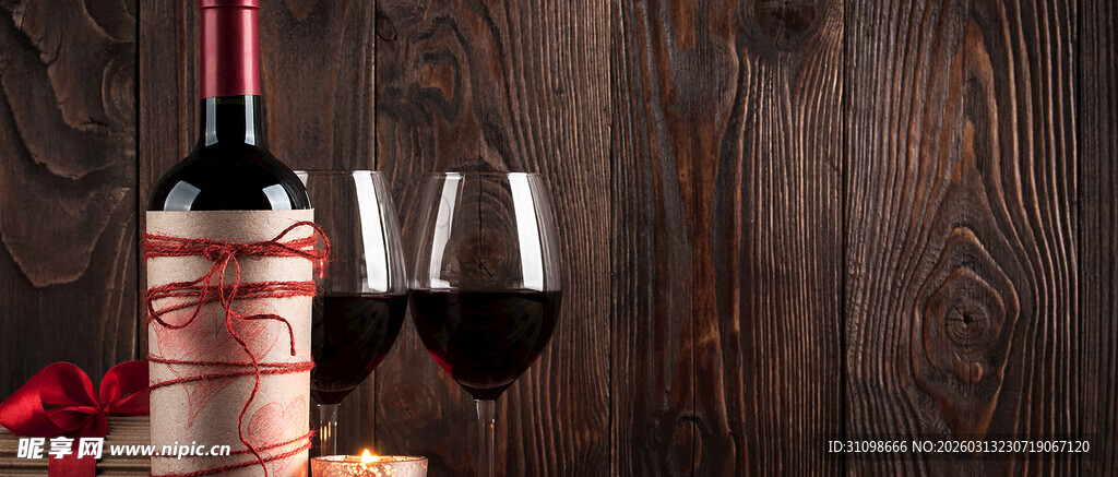 木质背景下的红酒与装饰