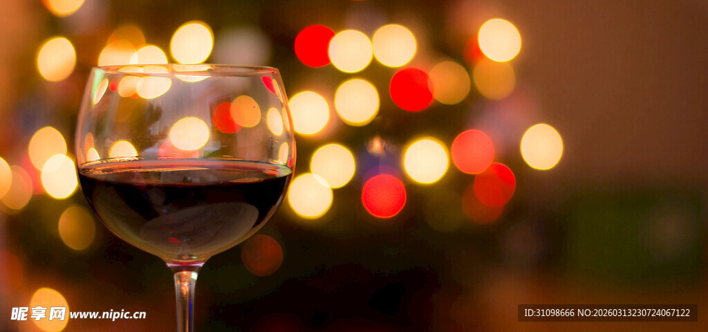 灯光下的红酒杯