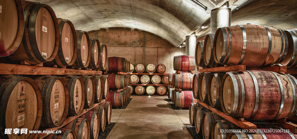 酒窖中排列整齐的葡萄酒桶