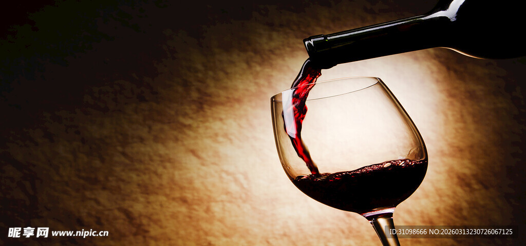 光影中的优雅红酒杯