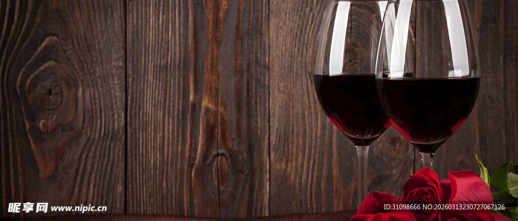 两杯红酒配娇艳玫瑰