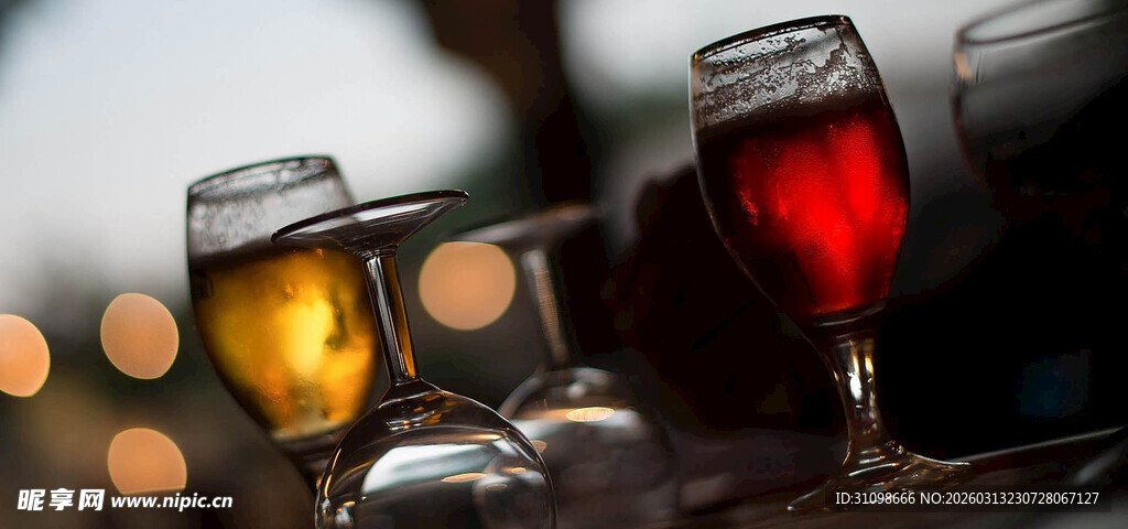 多彩酒杯中的诱人饮品