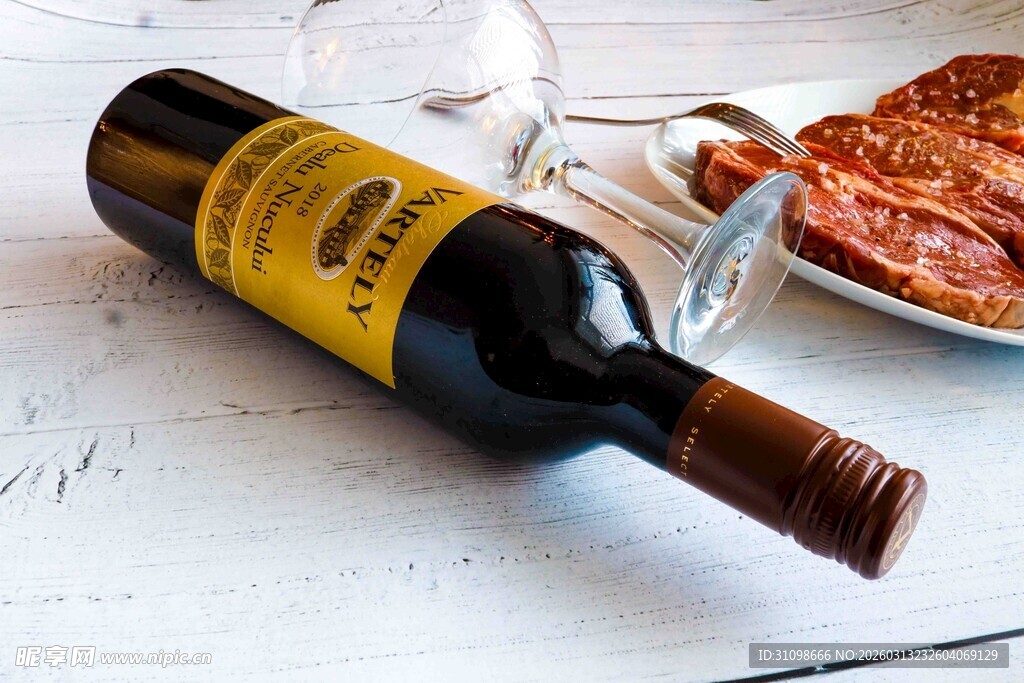 一瓶美酒搭配美味佳肴