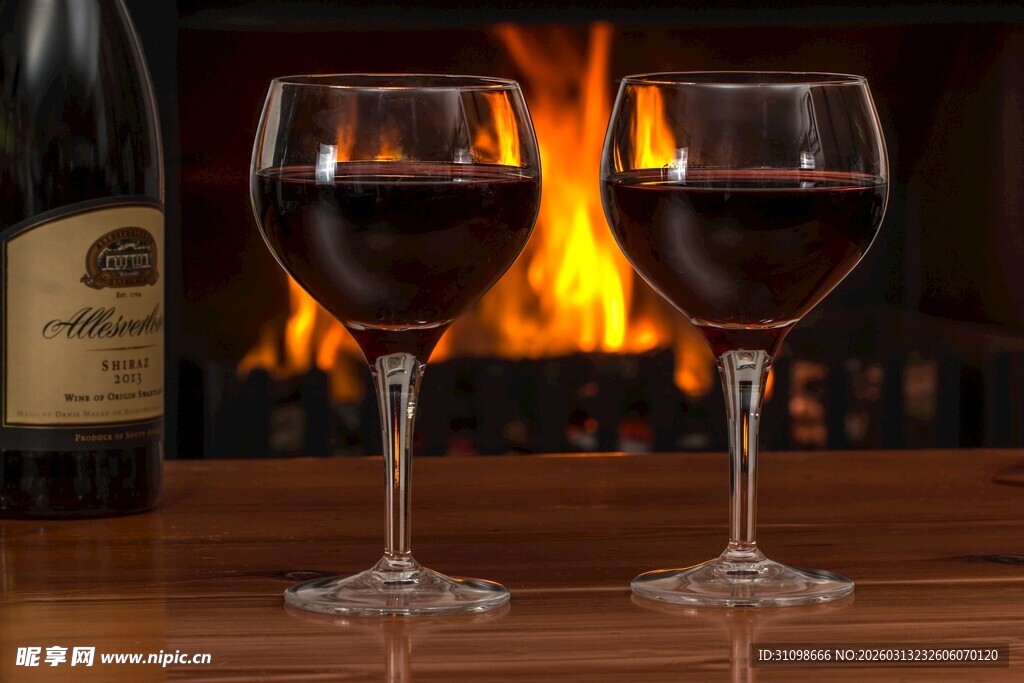 壁炉旁的两杯红酒