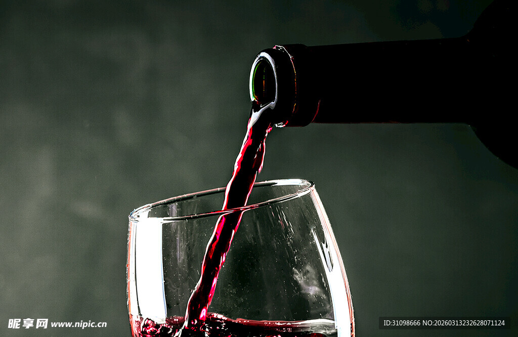 红酒倒入高脚杯瞬间