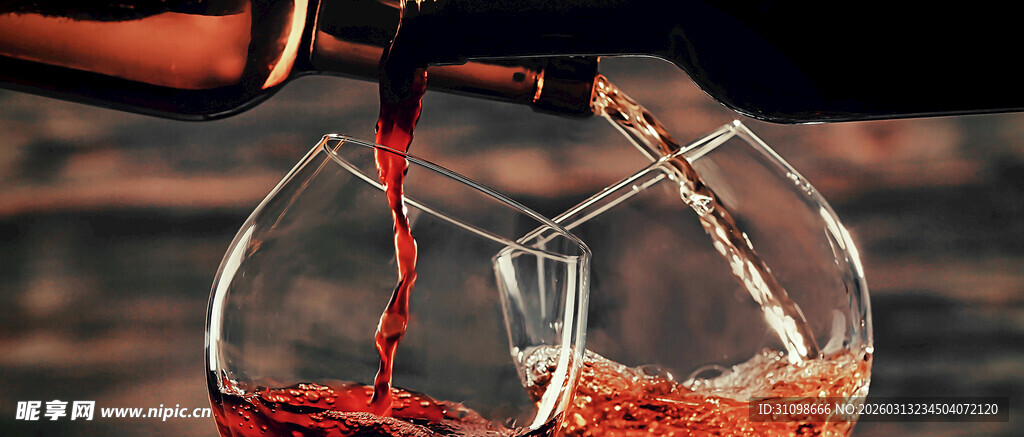 红酒缓缓倒入高脚杯