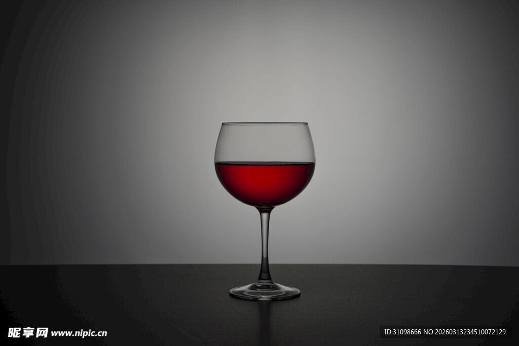 高脚杯中的红酒