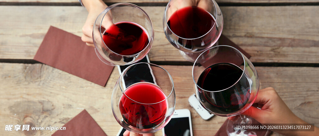 举杯共饮红酒时刻