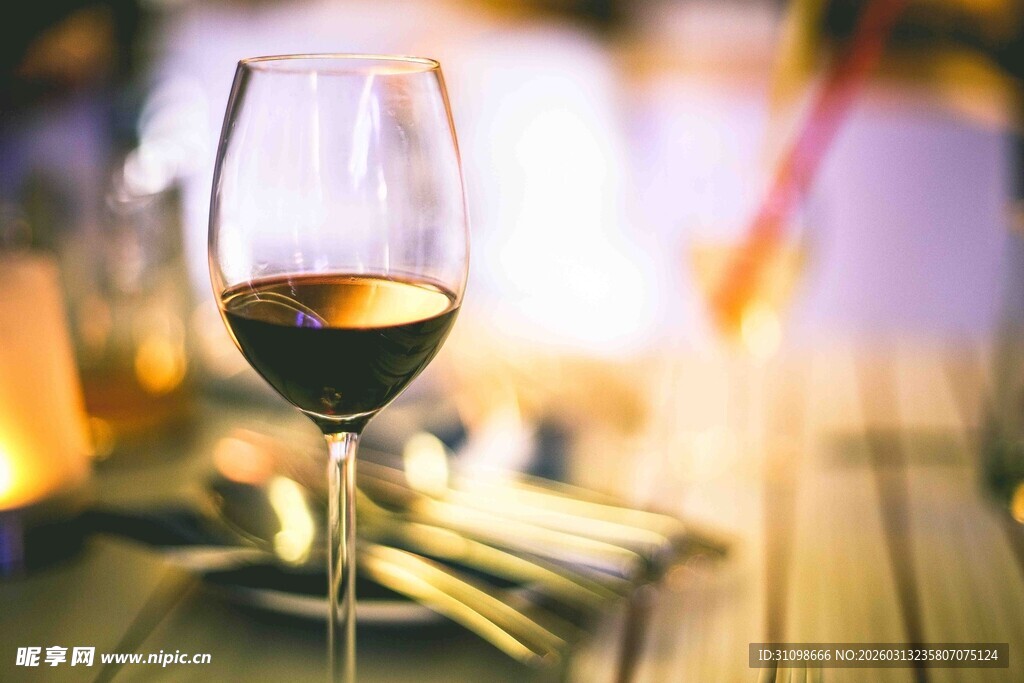 高脚杯中的深红葡萄酒