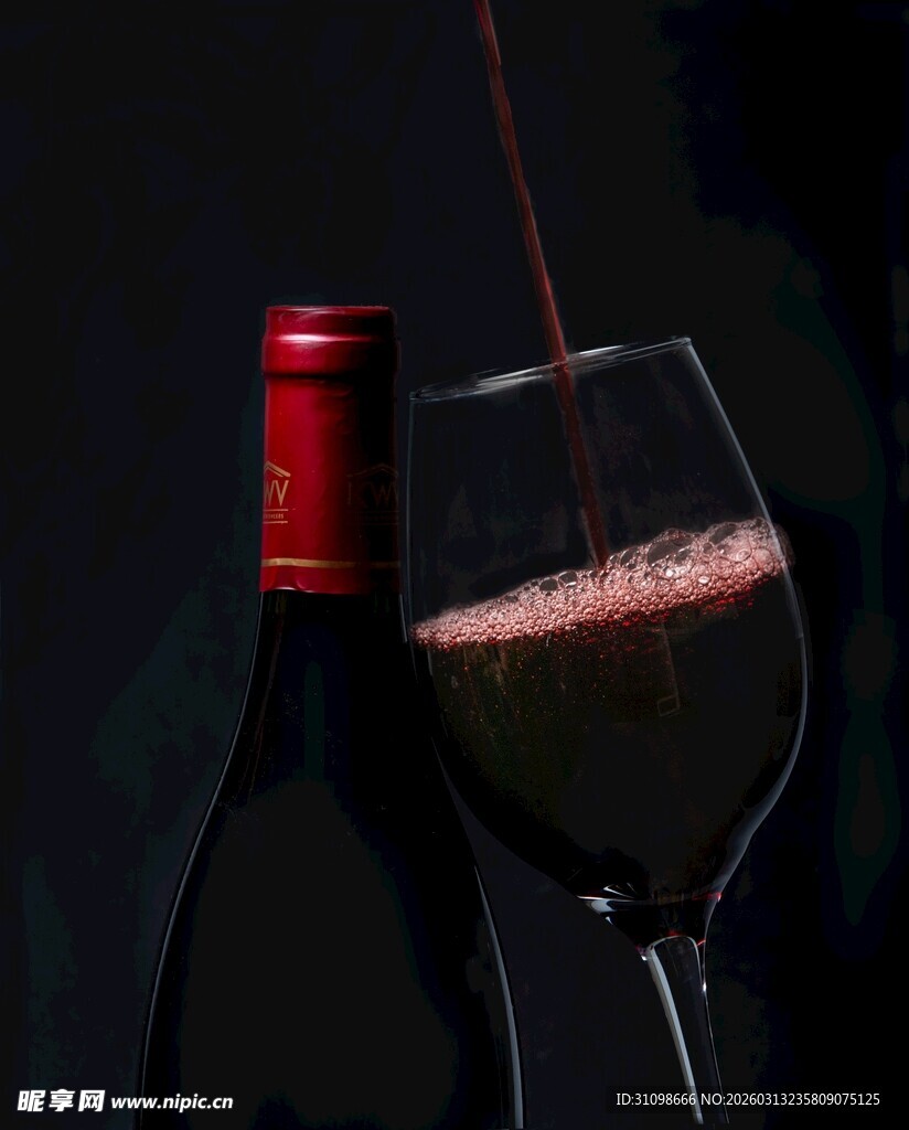 红酒倒入高脚杯瞬间