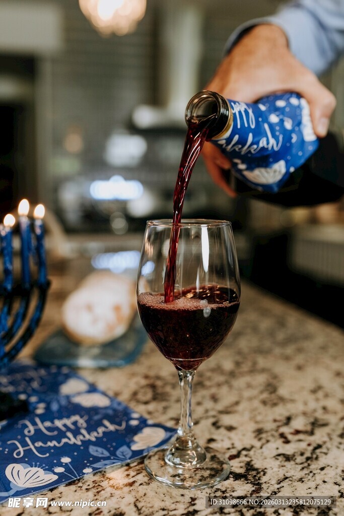 倒红酒入杯的优雅瞬间