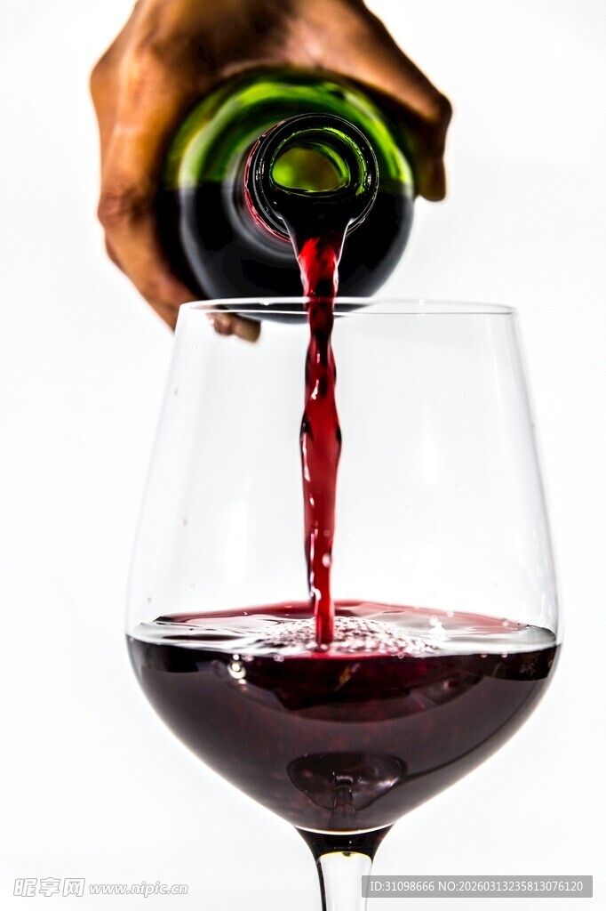 手倾红酒入高脚杯