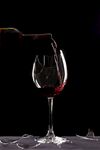 红酒倾入高脚杯瞬间